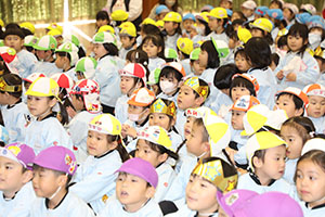 1月生まれの誕生会「ブラックシアター」　NO．1