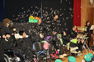 1月生まれの誕生会「ブラックシアター」　NO．1