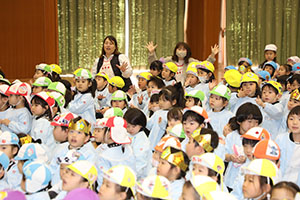 1月生まれの誕生会「ブラックシアター」　NO．1