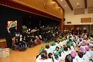 1月生まれの誕生会「ブラックシアター」　NO．1