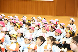 1月生まれの誕生会「ブラックシアター」　NO．1