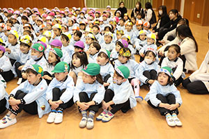 1月生まれの誕生会「ブラックシアター」　NO．1