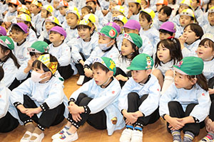 1月生まれの誕生会「ブラックシアター」　NO．1