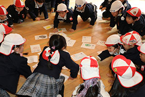 カルタとり楽しかったね　りす・ことり