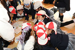 カルタとり楽しかったね　りす・ことり