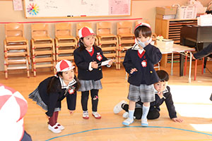 カルタとり楽しかったね　りす・ことり