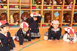 カルタとり楽しかったね　りす・ことり