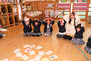 カルタとり楽しかったね　りす・ことり