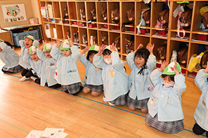 カルタとり楽しかったね　りす・ことり