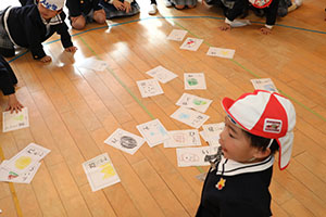 カルタとり楽しかったね　りす・ことり