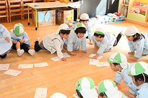 カルタとり楽しかったね　りす・ことり