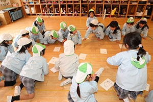 カルタとり楽しかったね　りす・ことり