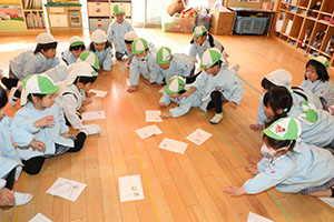 カルタとり楽しかったね　りす・ことり