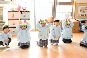 カルタとり楽しかったね　りす・ことり