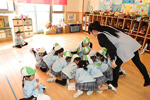 カルタとり楽しかったね　りす・ことり