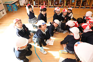 カルタとり楽しかったね　りす・ことり