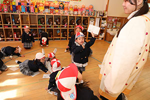 カルタとり楽しかったね　りす・ことり