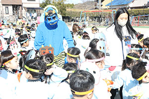 節分　みんなで豆まきをしました　全園児　　NO．2