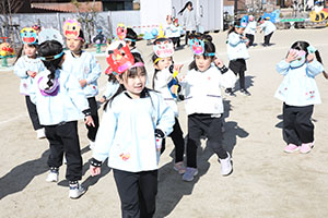 節分　みんなで豆まきをしました　全園児　　NO．2