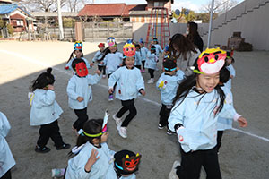 節分　みんなで豆まきをしました　全園児　　NO．2