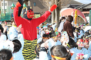 節分　みんなで豆まきをしました　全園児　　NO．2