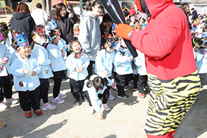 節分　みんなで豆まきをしました　全園児　　NO．2