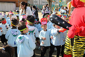 節分　みんなで豆まきをしました　全園児　　NO．2