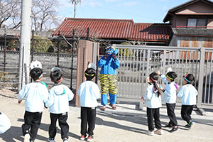 節分　みんなで豆まきをしました　全園児　　NO．2