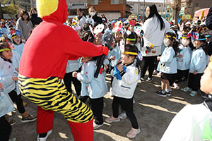 節分　みんなで豆まきをしました　全園児　　NO．2