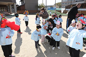 節分　みんなで豆まきをしました　全園児　　NO．2