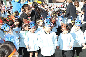 節分　みんなで豆まきをしました　全園児　　NO．2