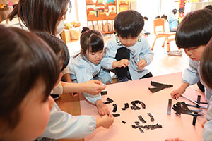 作品展のかんばんの制作　りす・きりん