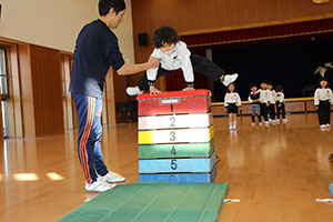 体操教室　ー跳び箱ー　すみれ