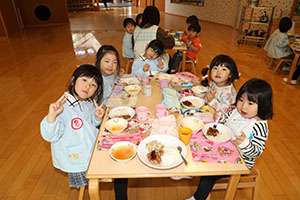 ランチルームでお給食　ぺんぎん・ひまわり