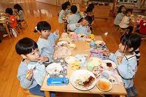 ランチルームでお給食　ぺんぎん・ひまわり