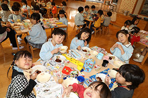 ランチルームでお給食　ぺんぎん・ひまわり