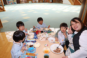 ランチルームでお給食　ぺんぎん・ひまわり