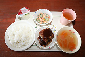 ランチルームでお給食　ぺんぎん・ひまわり