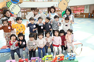 もうすぐ作品展　記念撮影が行われました　2歳児クラス