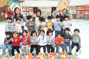 もうすぐ作品展　記念撮影が行われました　2歳児クラス