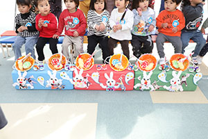 もうすぐ作品展　記念撮影が行われました　2歳児クラス