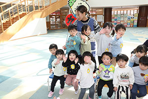 もうすぐ作品展　記念撮影が行われました　2歳児クラス