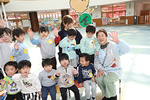 もうすぐ作品展　記念撮影が行われました　2歳児クラス