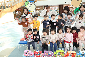 もうすぐ作品展　記念撮影が行われました　2歳児クラス