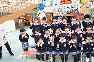 もうすぐ作品展　記念撮影が行われました　年少・年中・年長