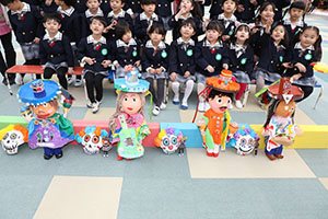 もうすぐ作品展　記念撮影が行われました　年少・年中・年長