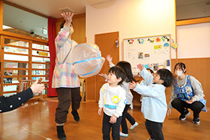 ポンポンボールで遊びました　あひる