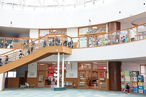 作品展の見学をしました　全クラス