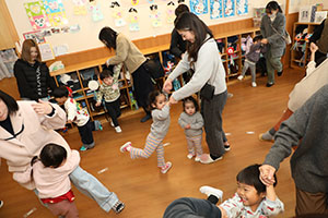 作品展参観が行われました　あひる・ひよこ・ぺんぎん組　NO．2