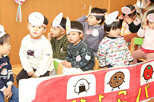 作品展参観が行われました　あひる・ひよこ・ぺんぎん組　NO．2